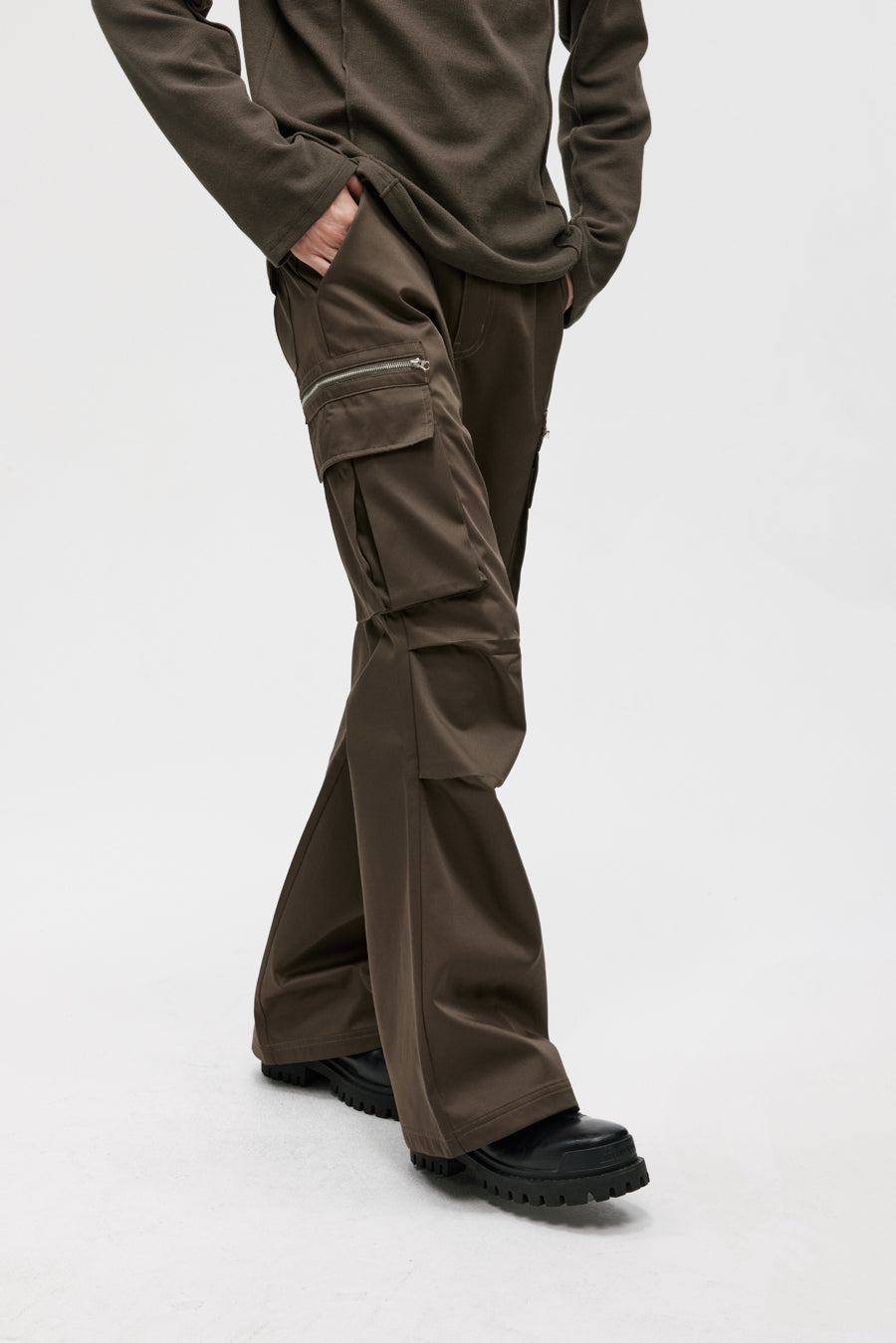 Three-dimensional patch pocket casual pants