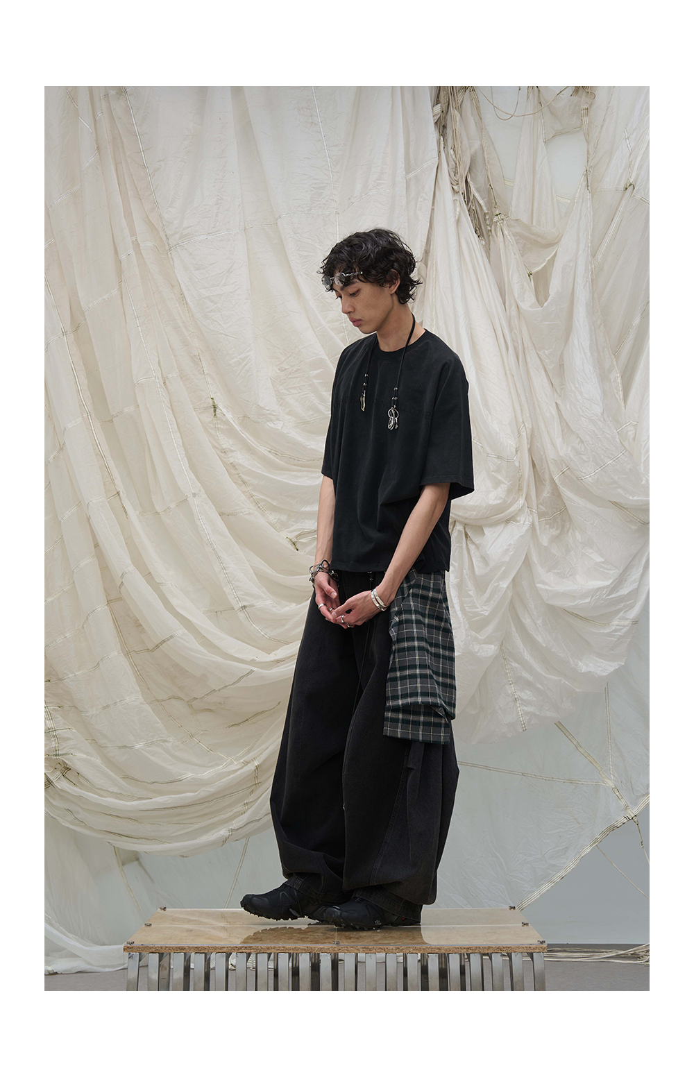 Decorative scarf with zipper