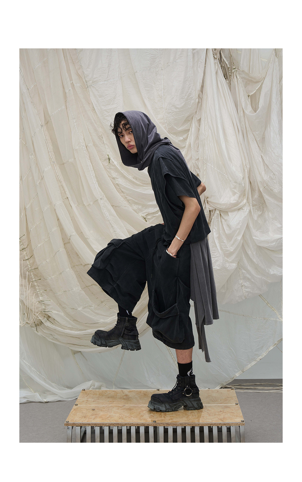 Decorative scarf with zipper