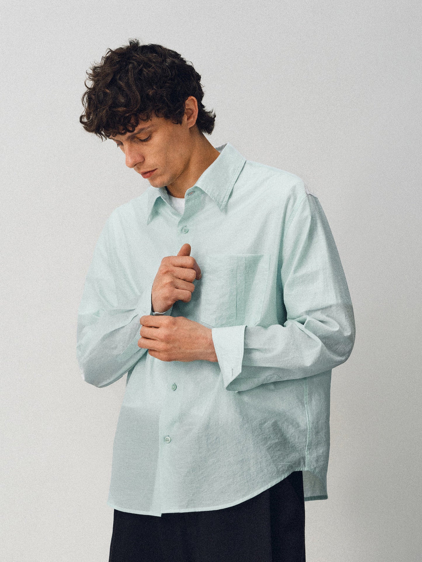 Lightweight and lightweight-feeling shirt