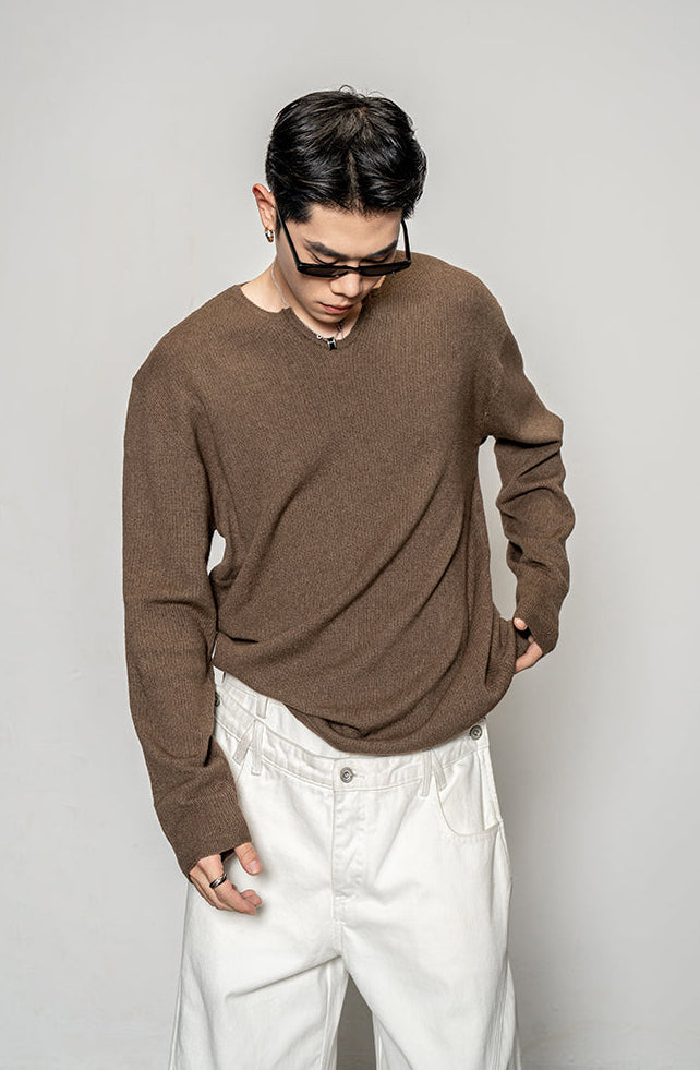 V-neck knit shirt