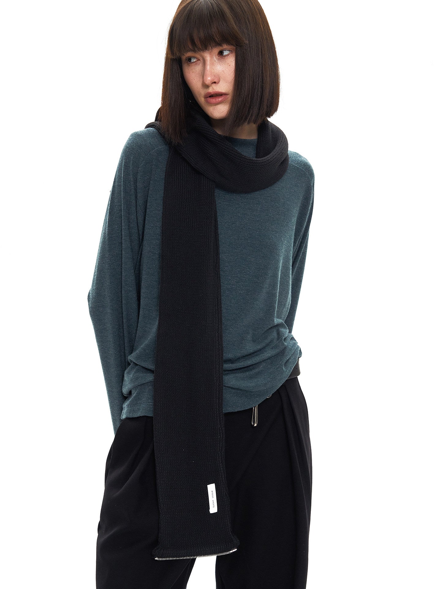 Mid-length scarf with zipper
