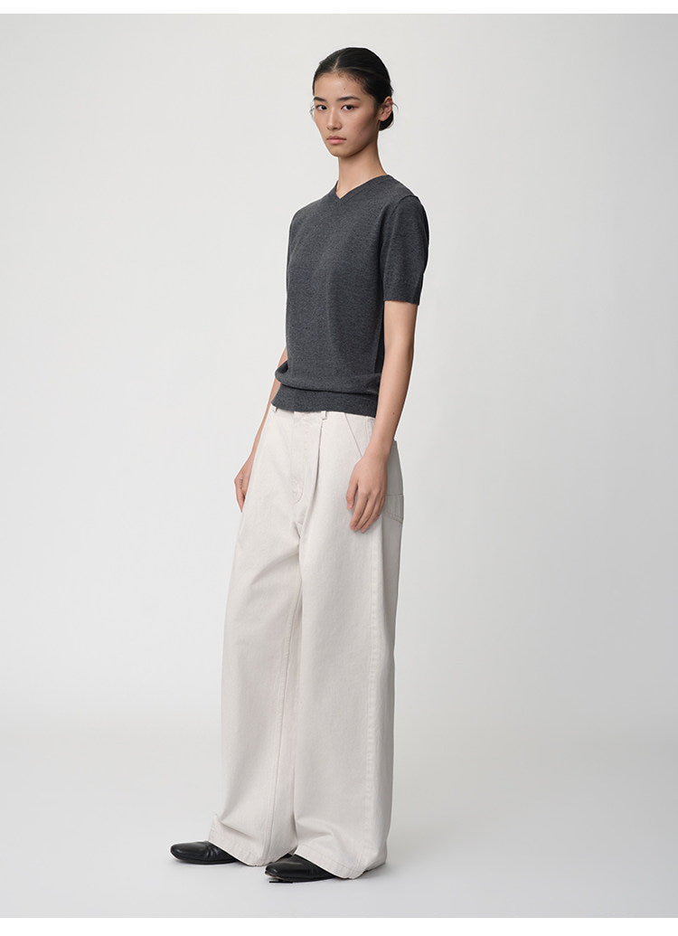 V-neck knit shirt