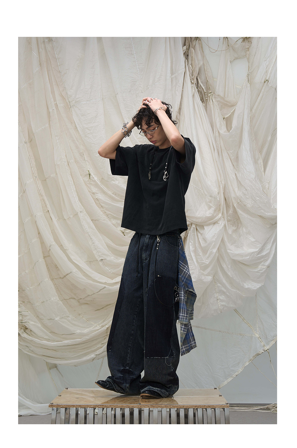 Decorative scarf with zipper