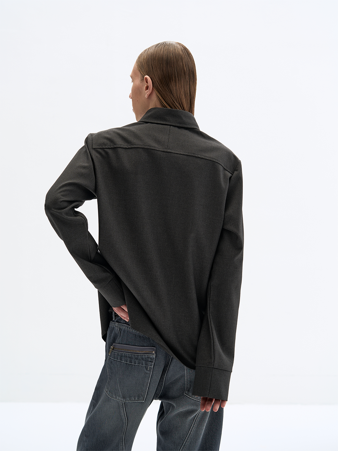 Straight-shoulder shirt