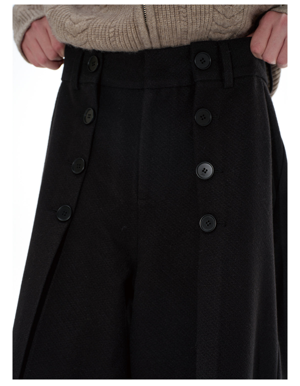 Button-pleated straight pants