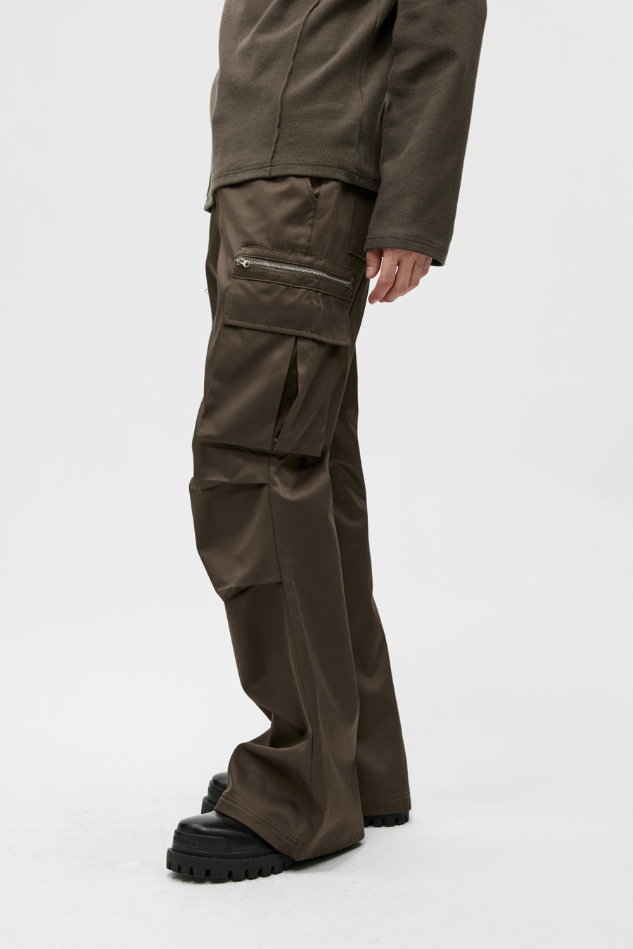 Three-dimensional patch pocket casual pants