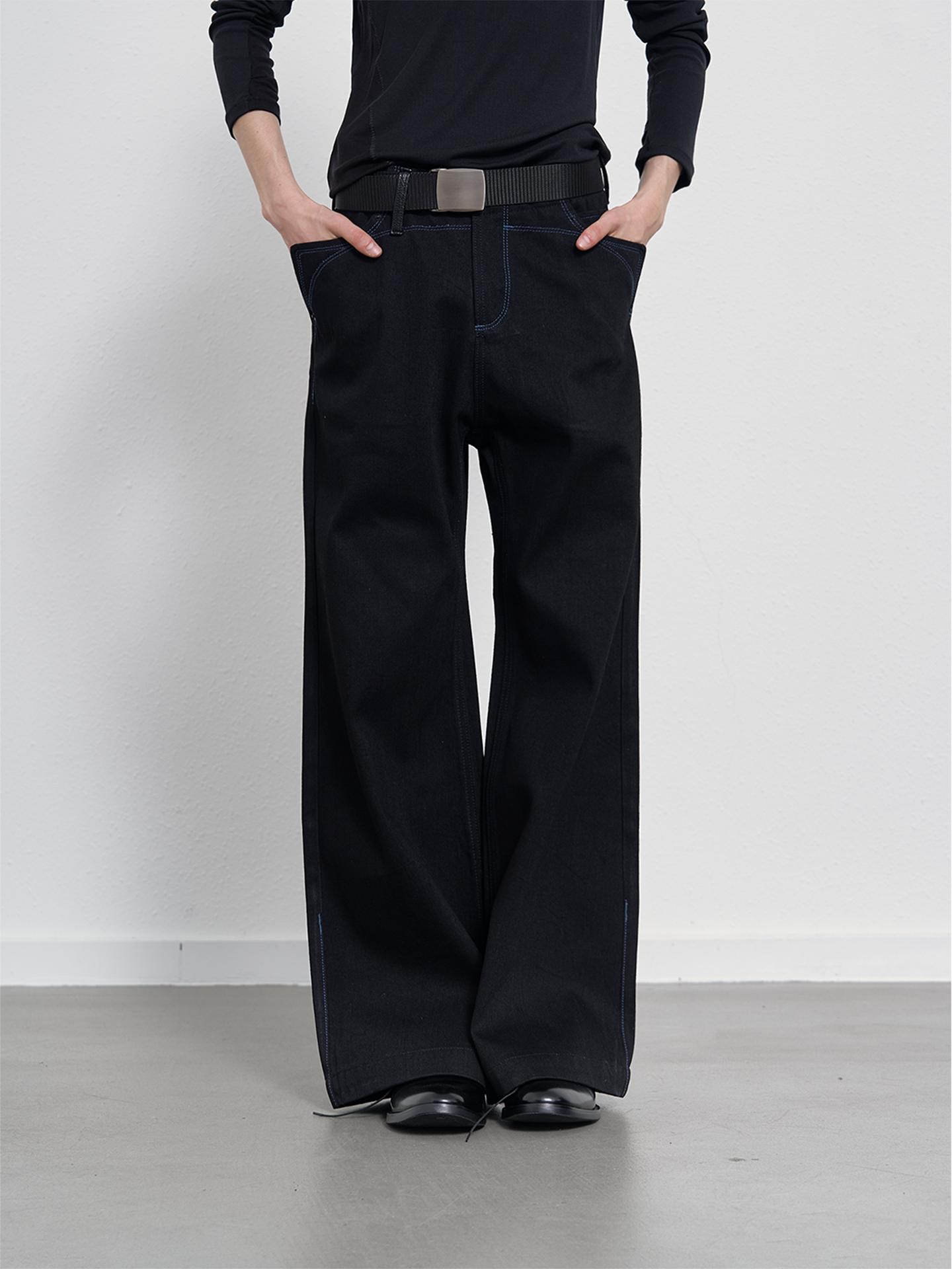 Curved pocket denim pants