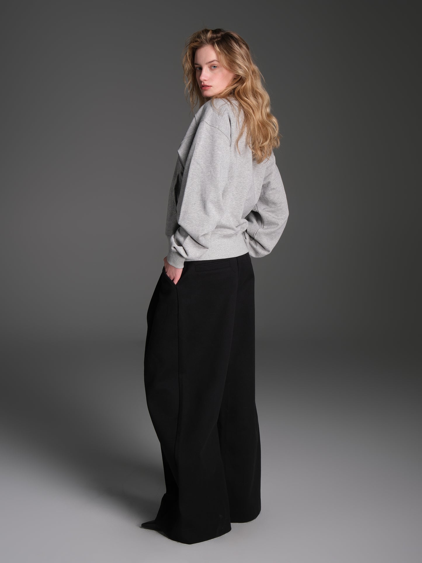 Basic Pocket Round Neck Sweatshirt