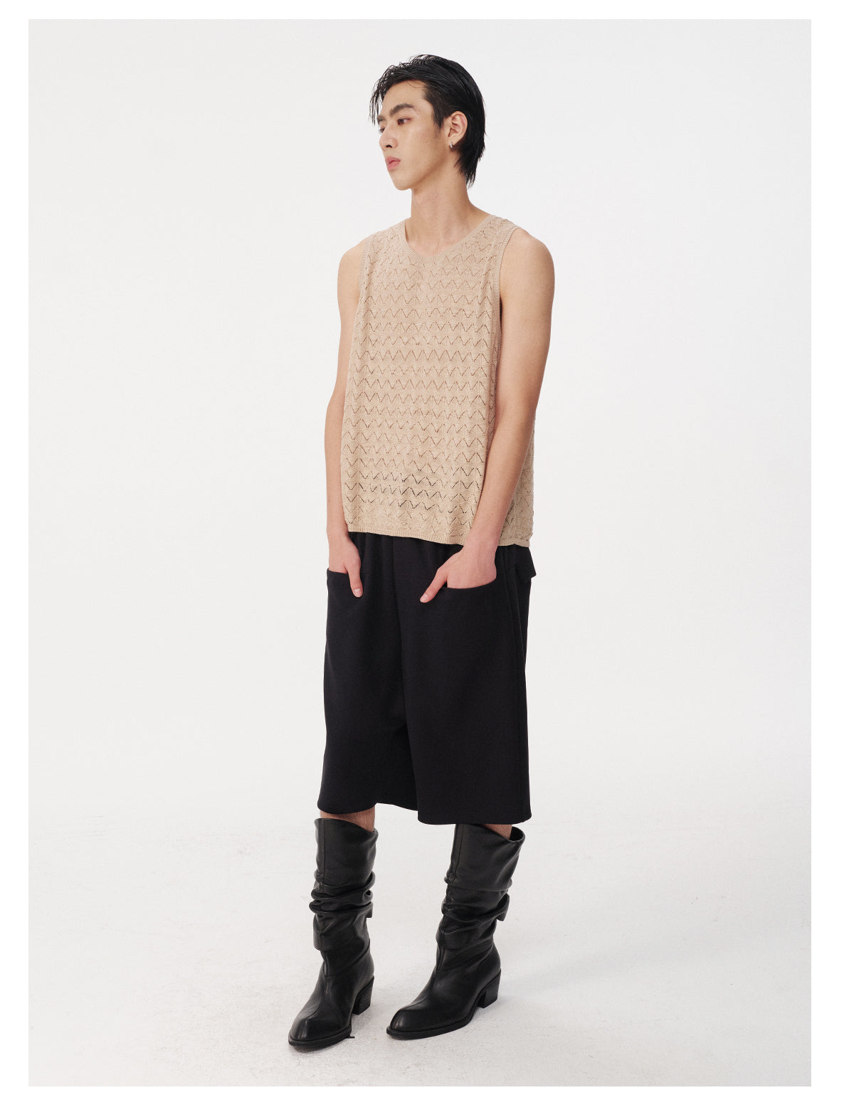 Low-rise shorts with pockets