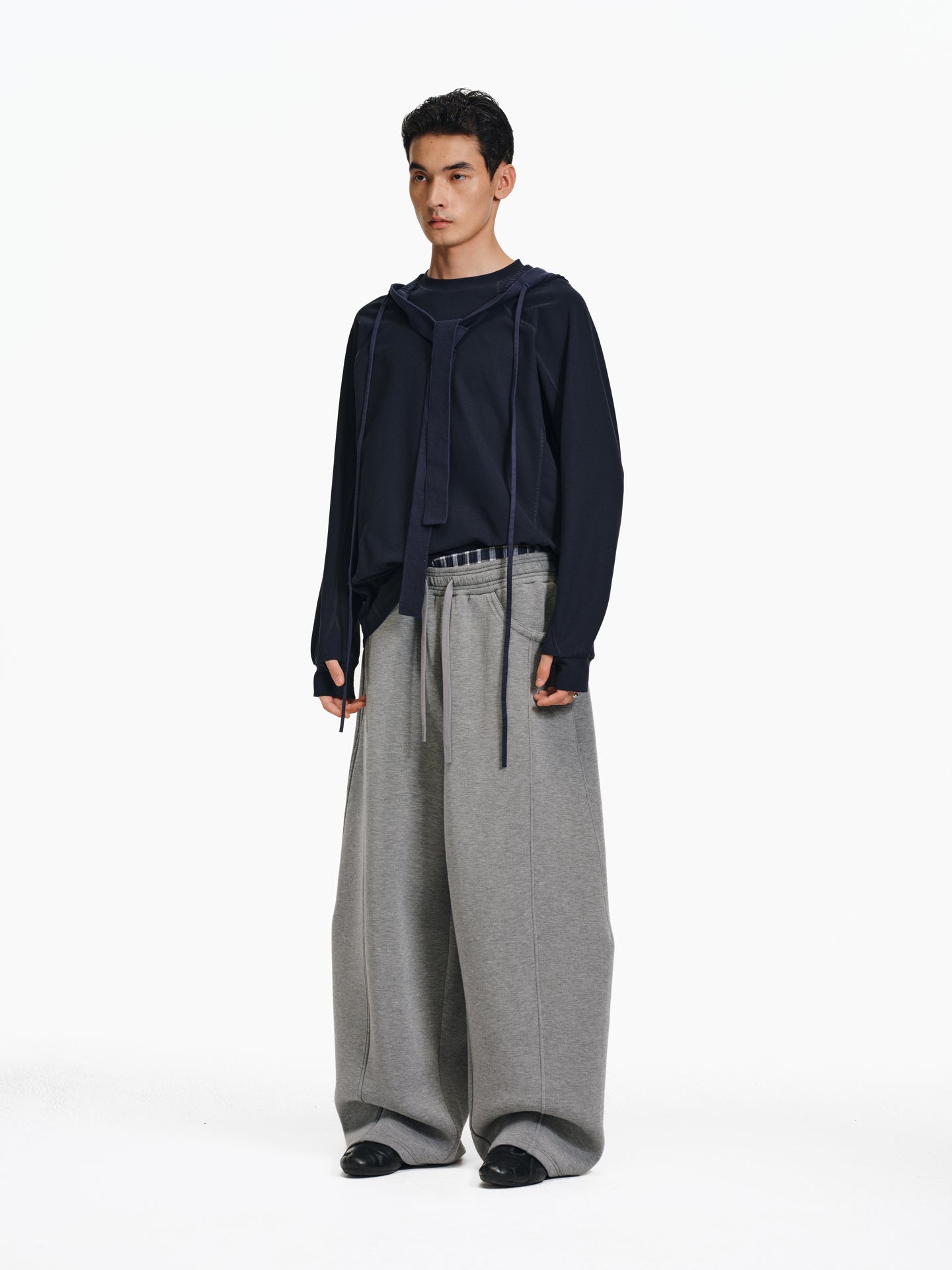 Casual pants with elastic waistband