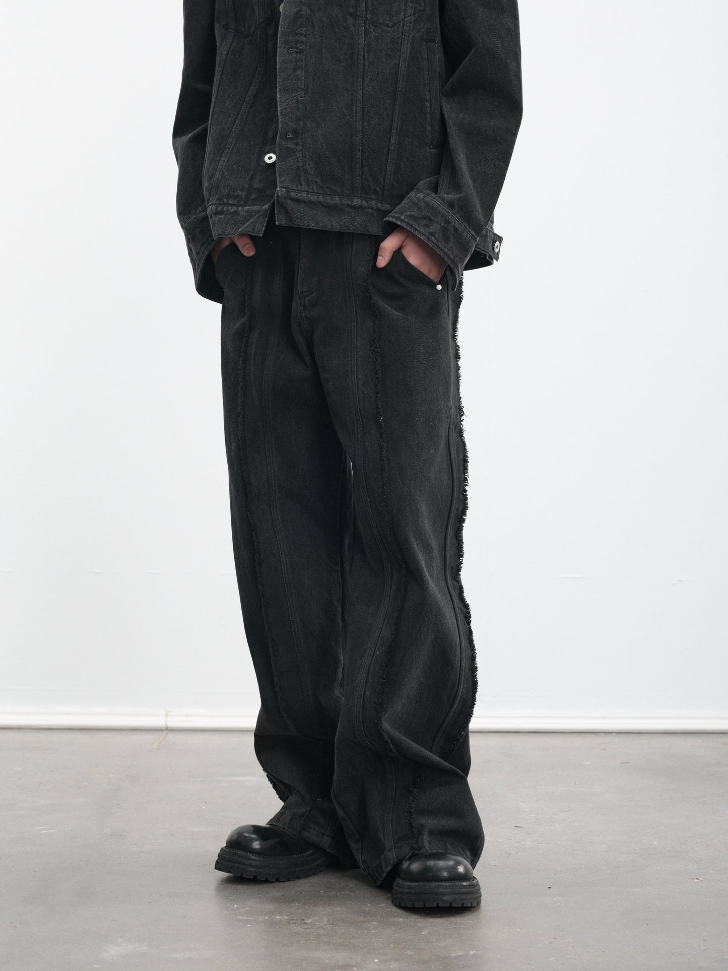 Loose-fit distressed jeans