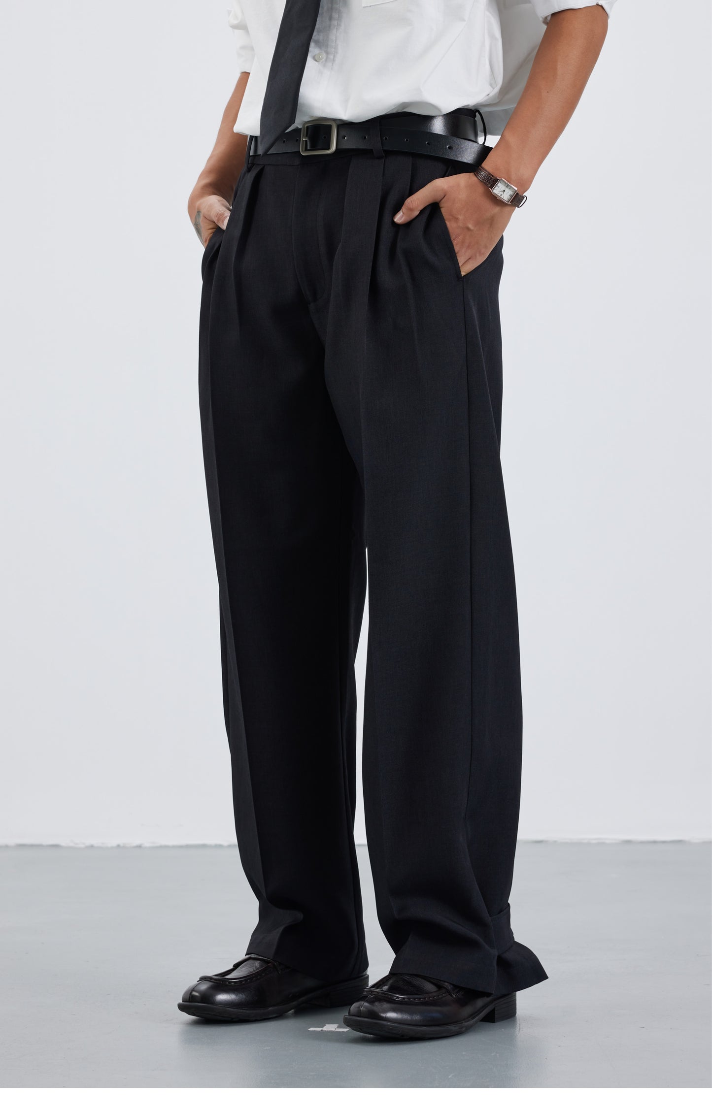 Adjustable 3-pleat casual pants