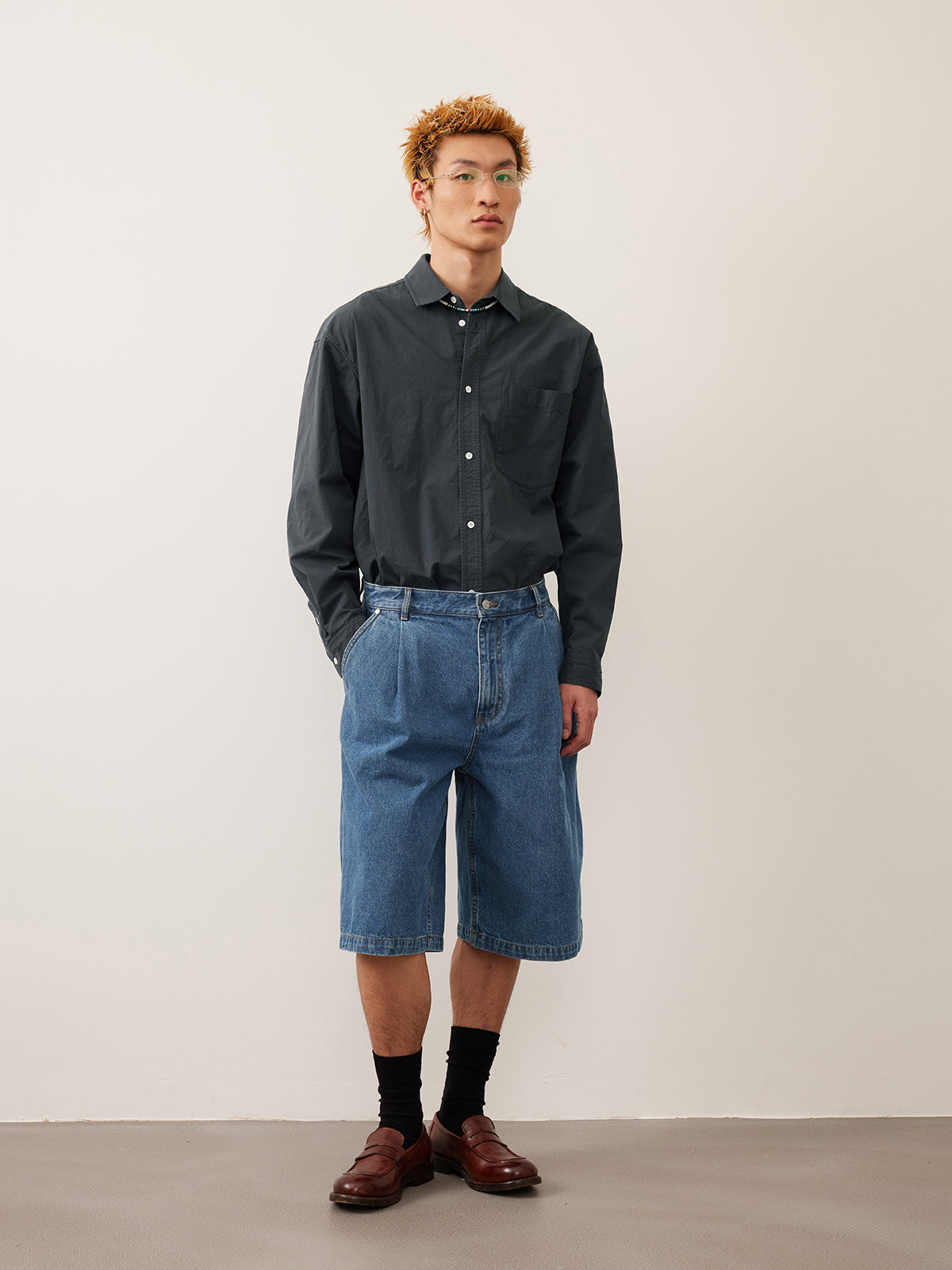 Single-pleated denim shorts