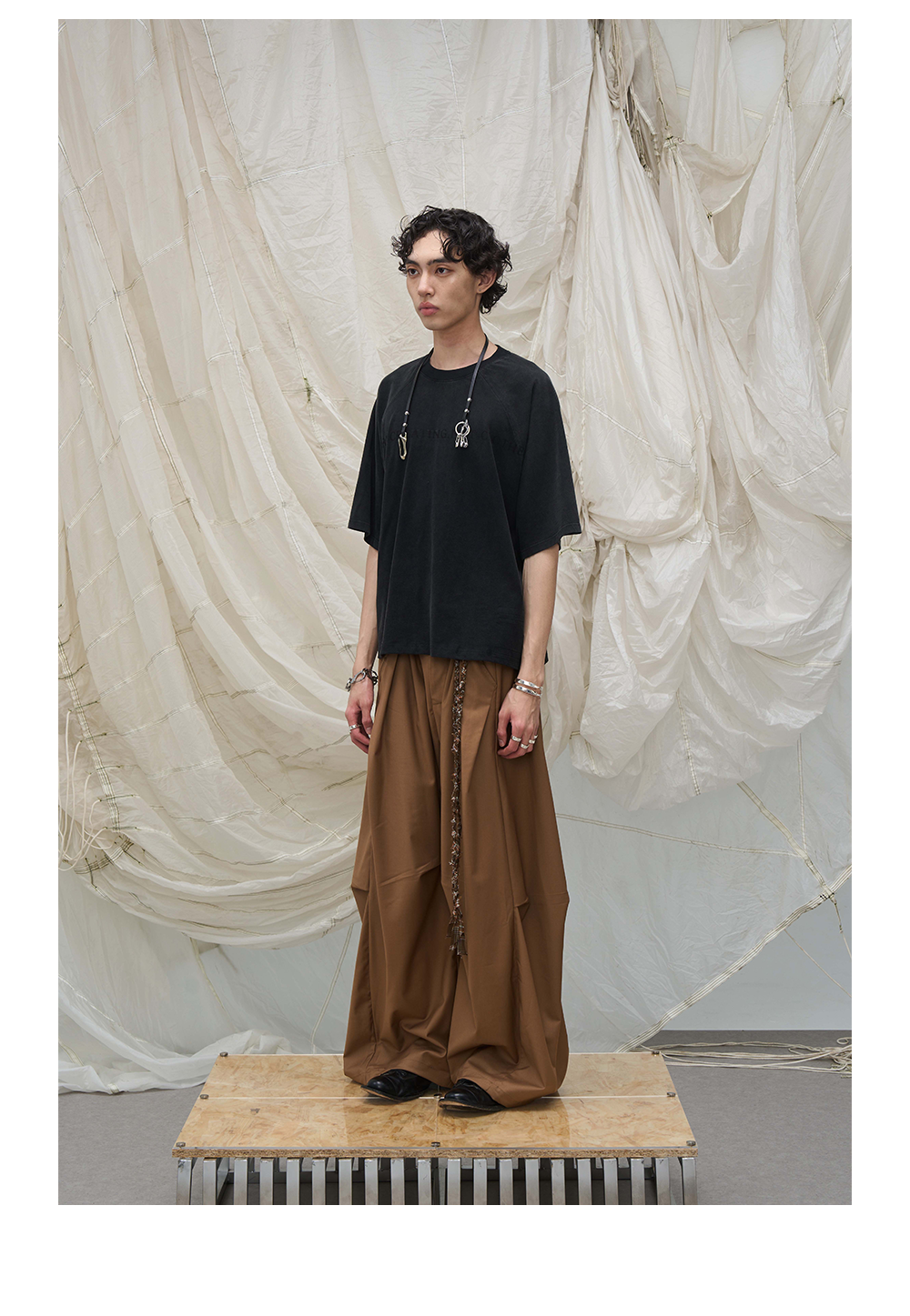 Loose-fitting scimitar silhouette Casual pants