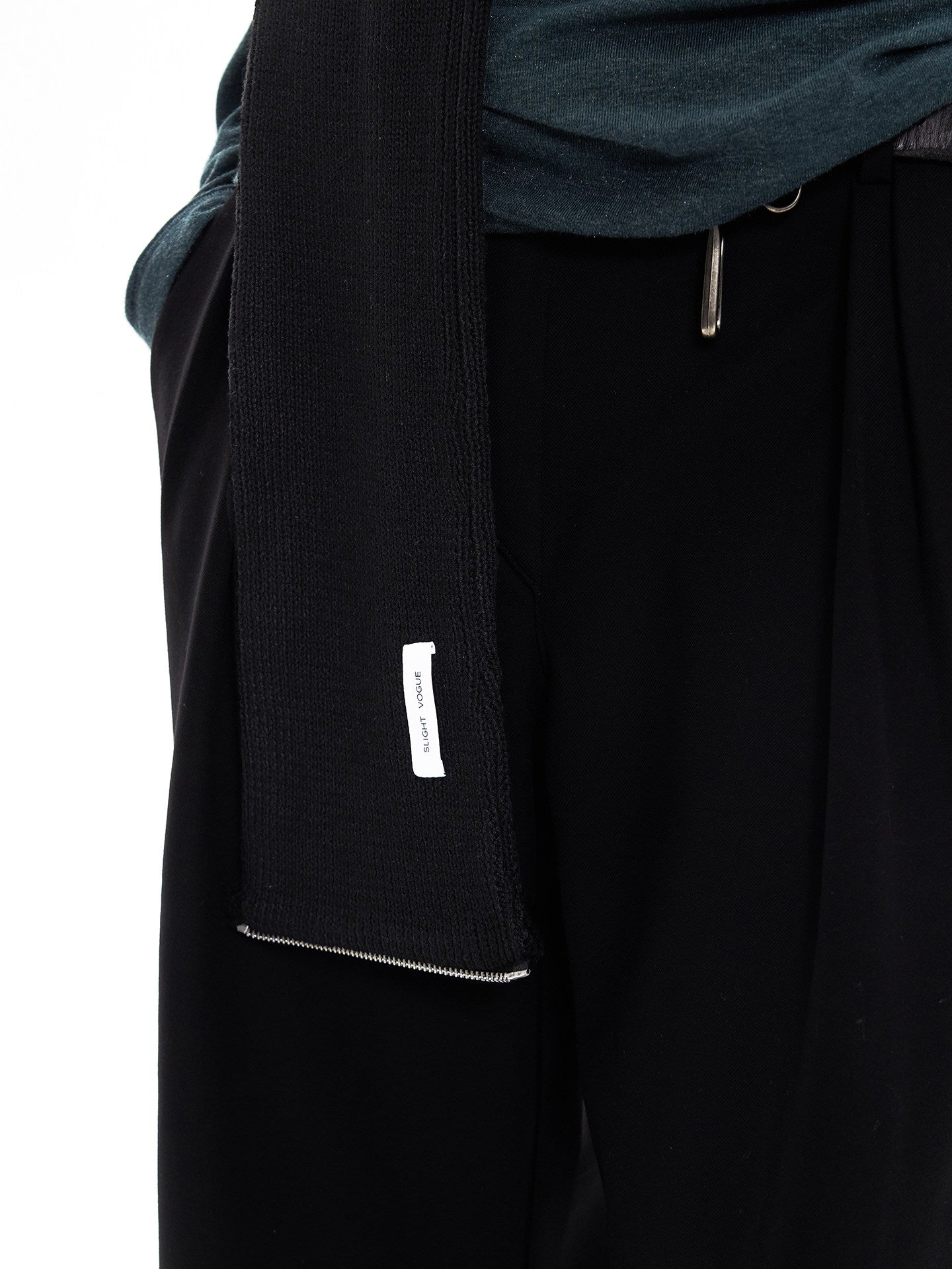 Mid-length scarf with zipper