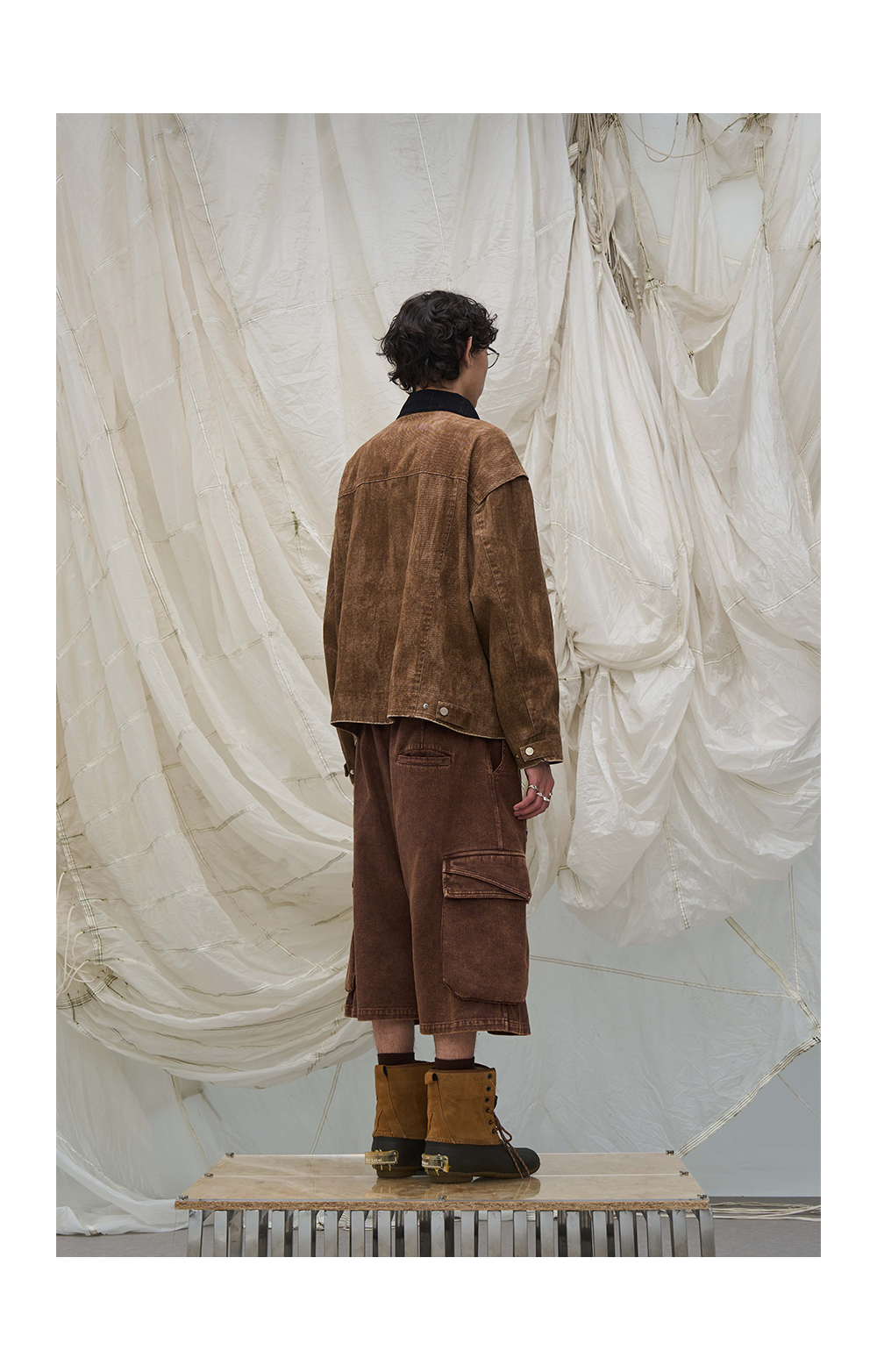 Cropped pants with detachable scarf