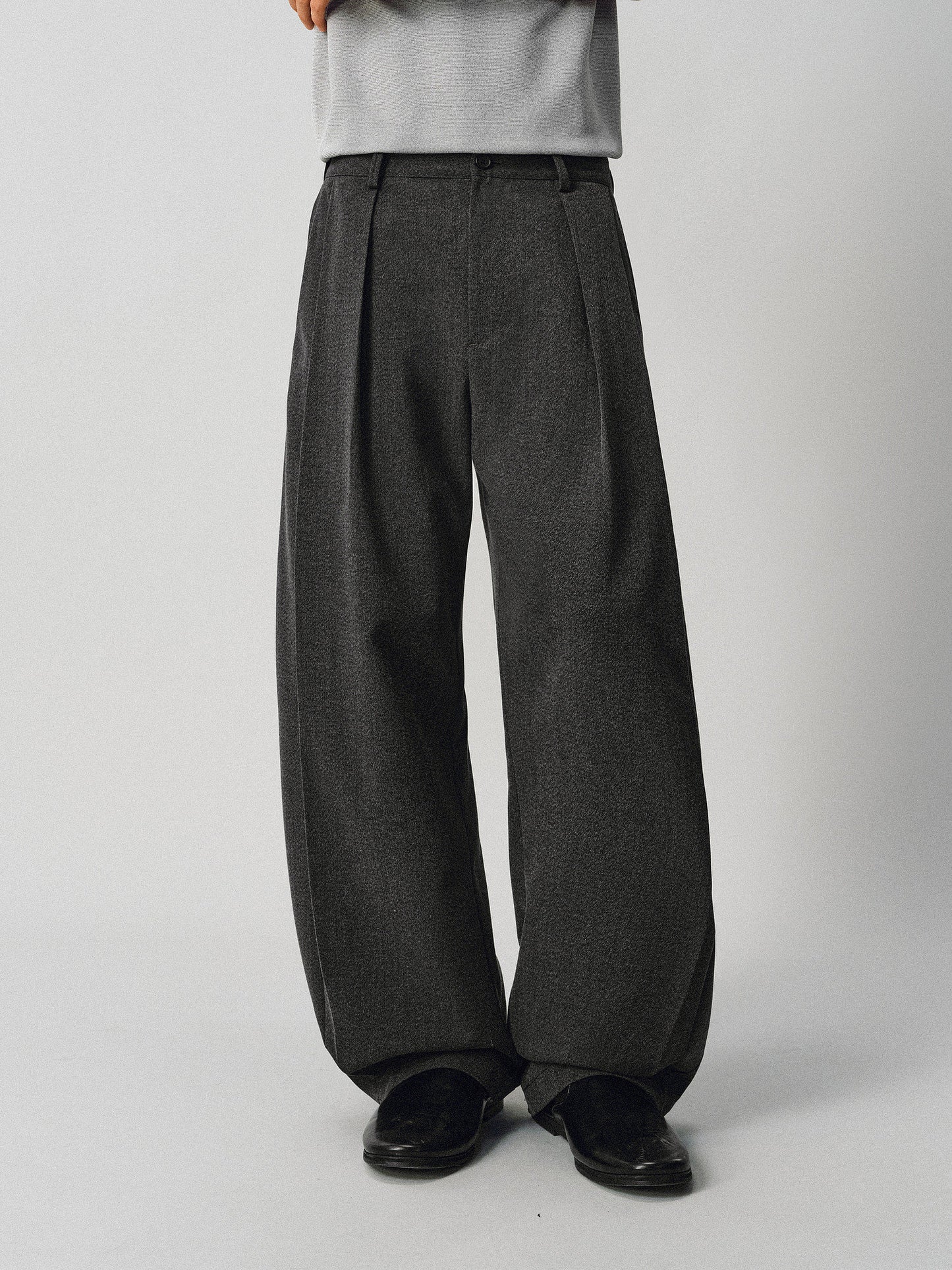 Relaxed-Fit Pleated Casual Pants