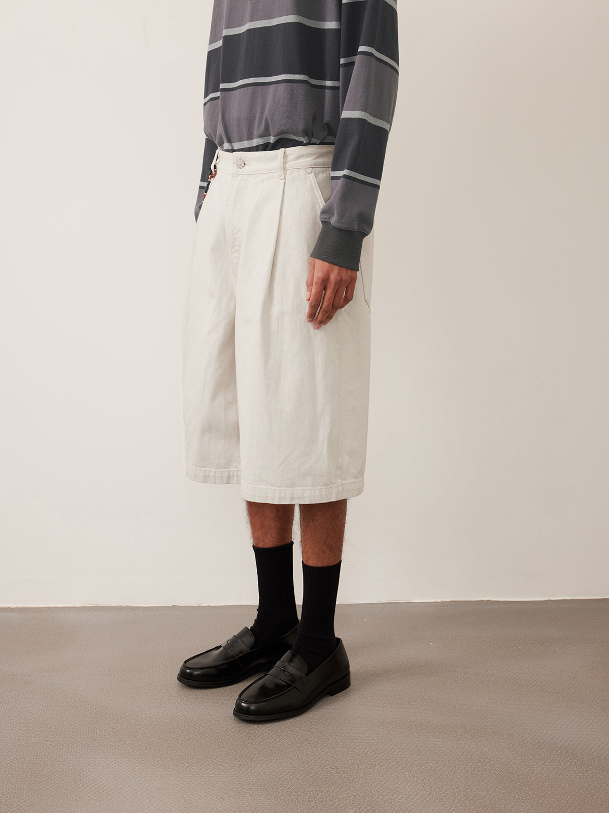 Single-pleated denim shorts