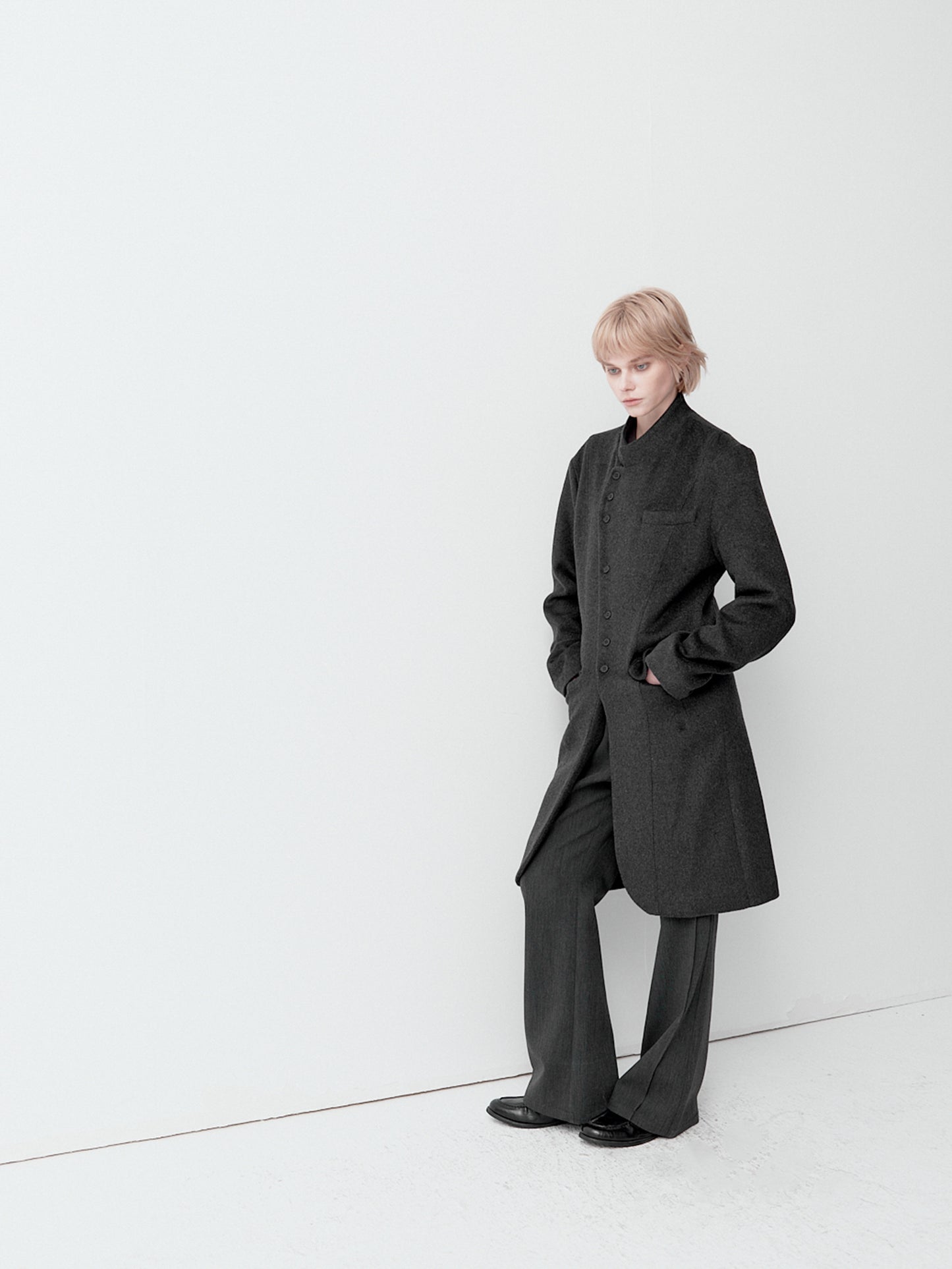 곡선형 앞여밈 울 코트