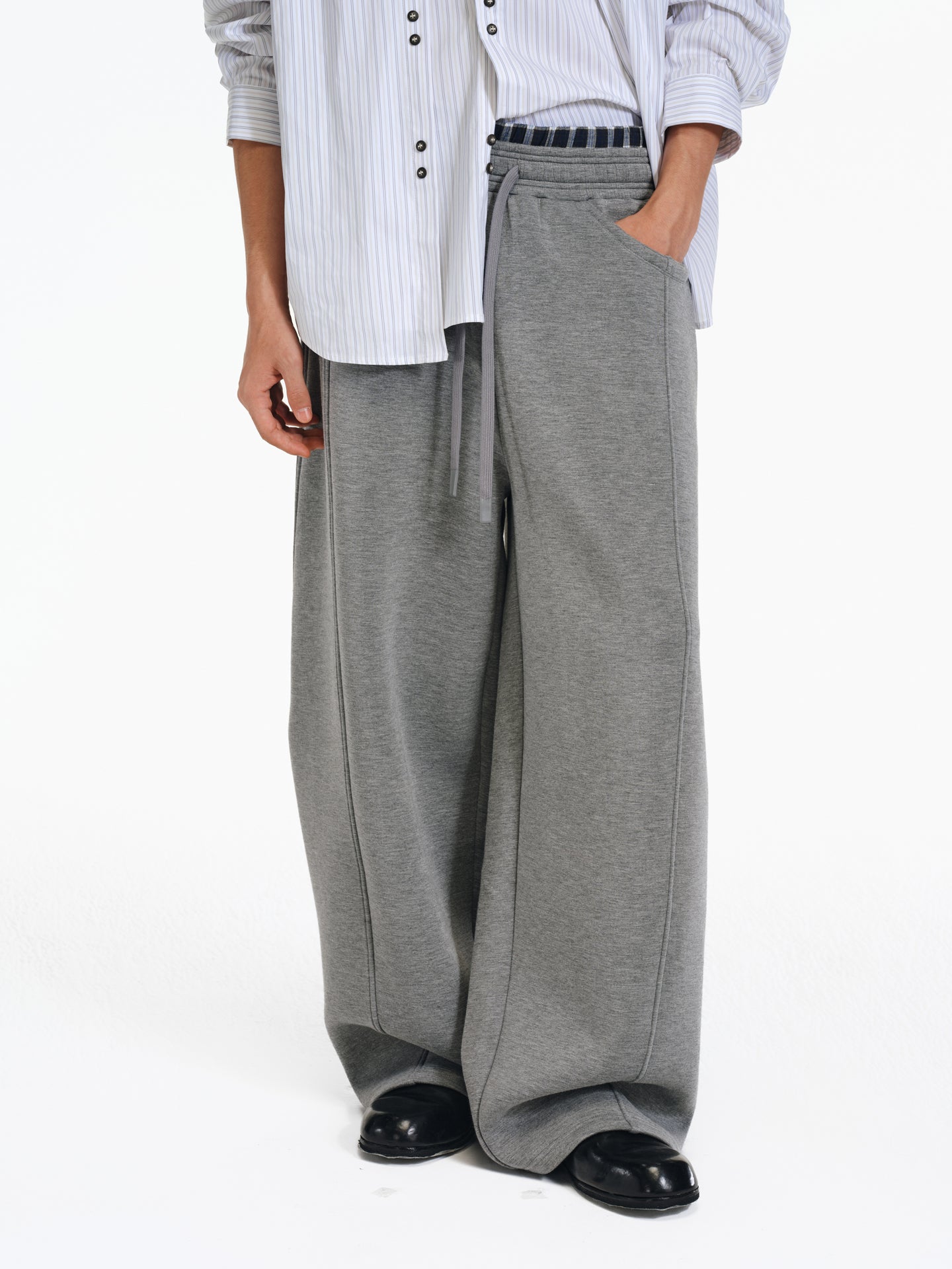 Casual pants with elastic waistband