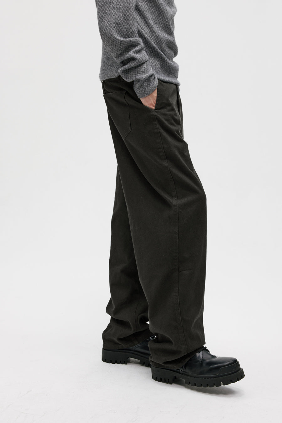 Twill scimitar-cut casual pants