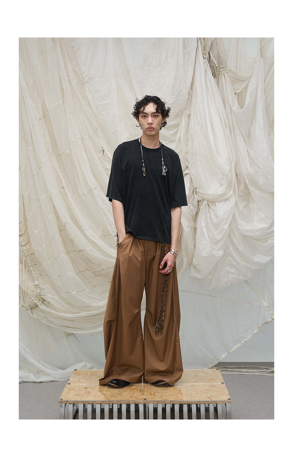 Loose-fitting scimitar silhouette Casual pants