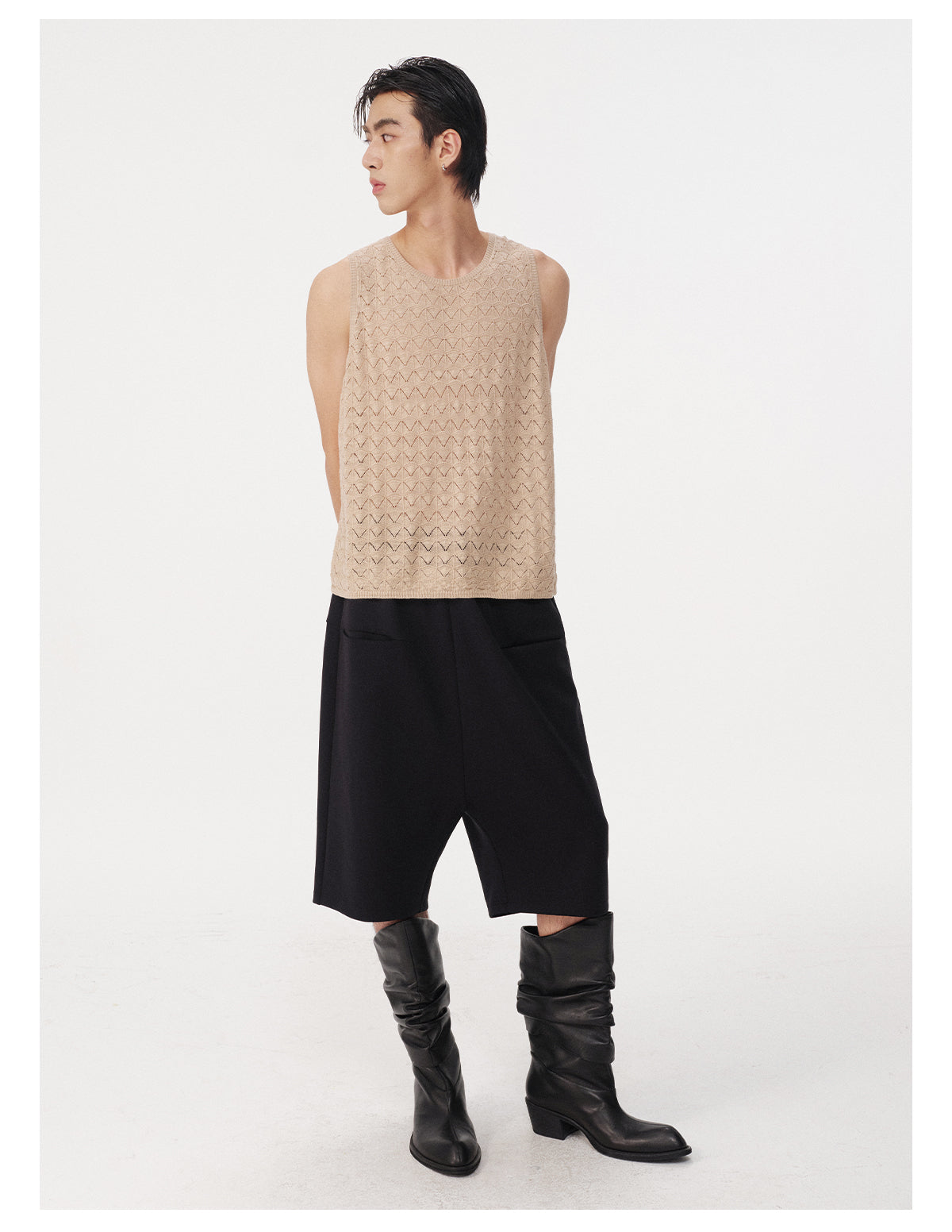 Low-rise shorts with pockets