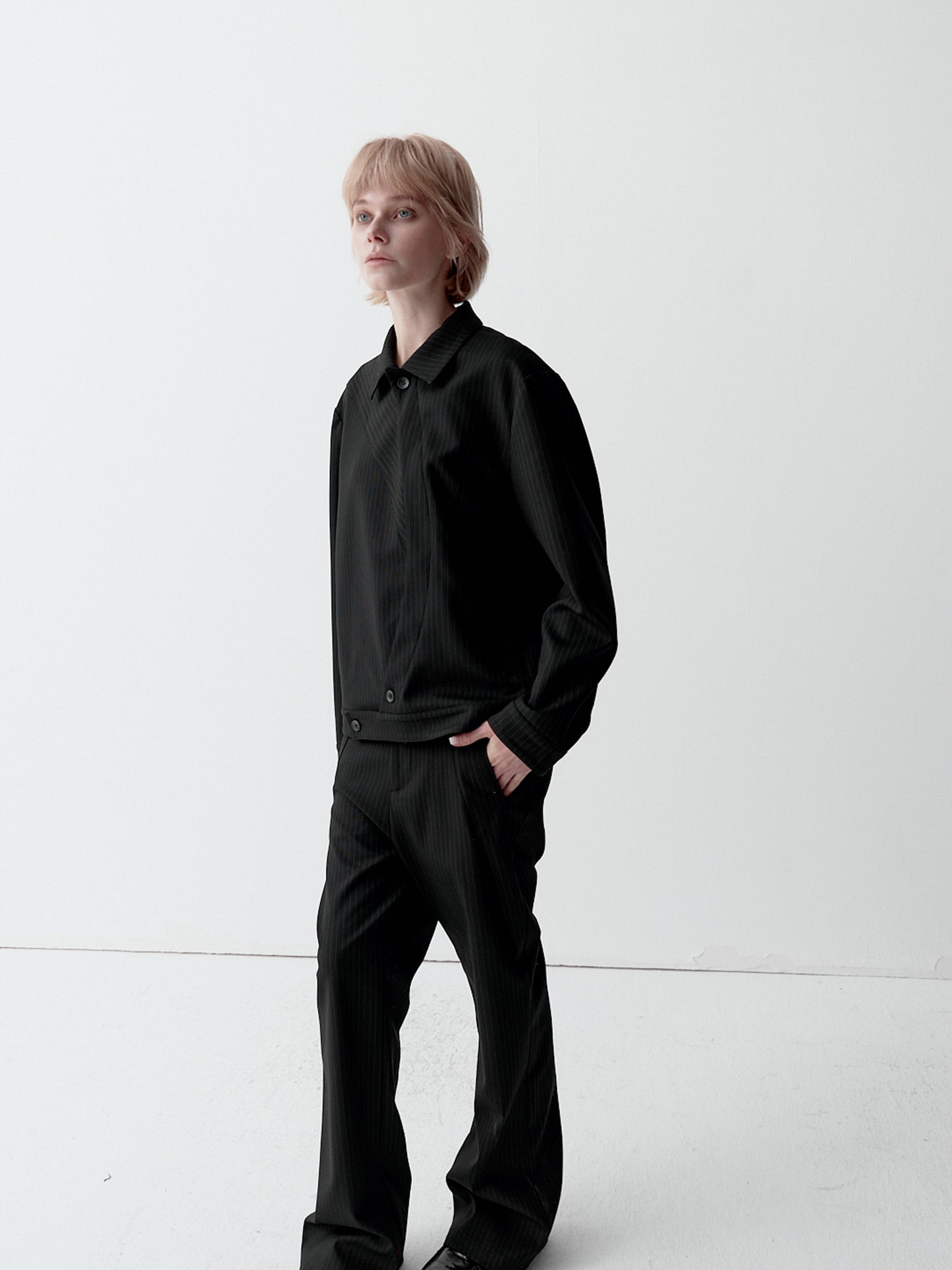 곡선형 앞단 비대칭 스트라이프 재킷