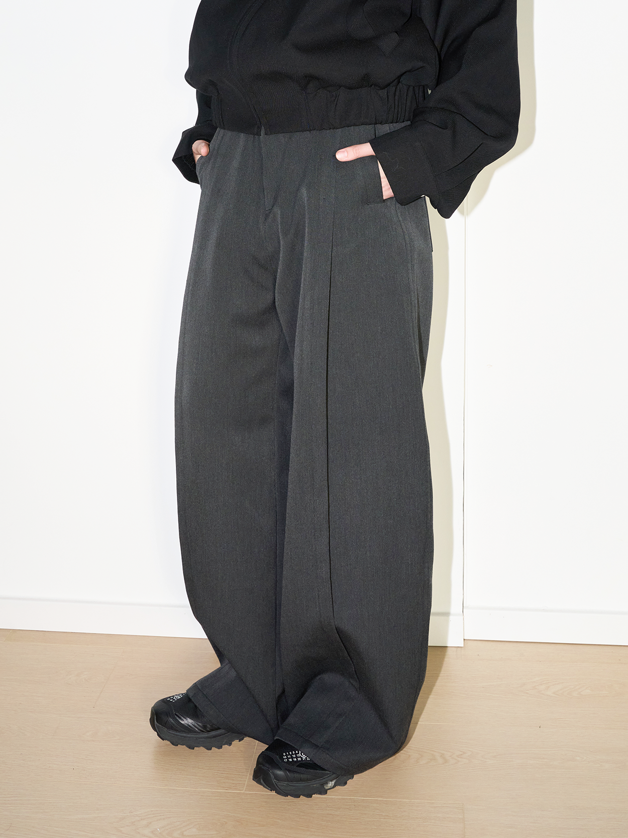 Three-dimensional pleated silhouette wide casual pants