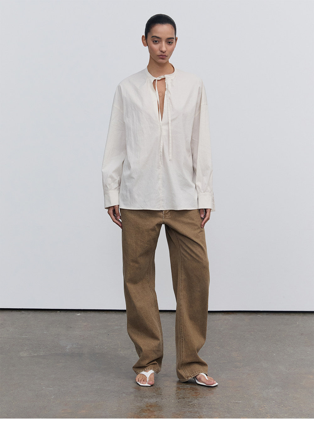Half-open collar shirt with a ribbon