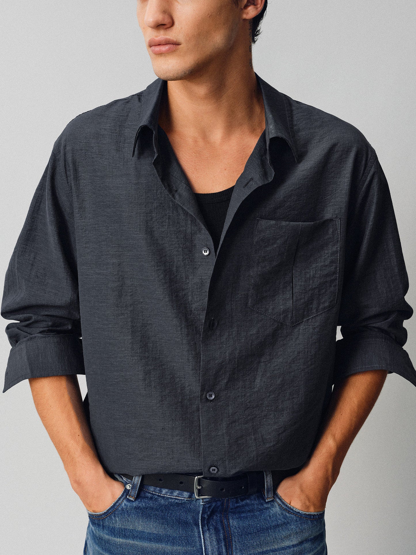 Lightweight and lightweight-feeling shirt