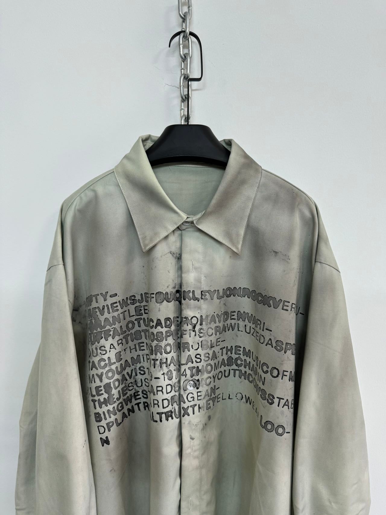 Damaged loose silhouette shirt