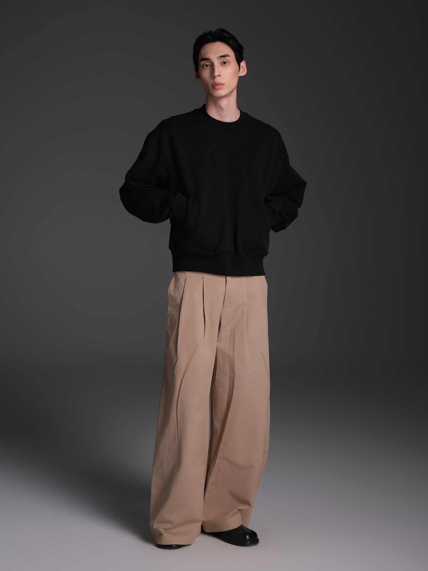 Basic Pocket Round Neck Sweatshirt