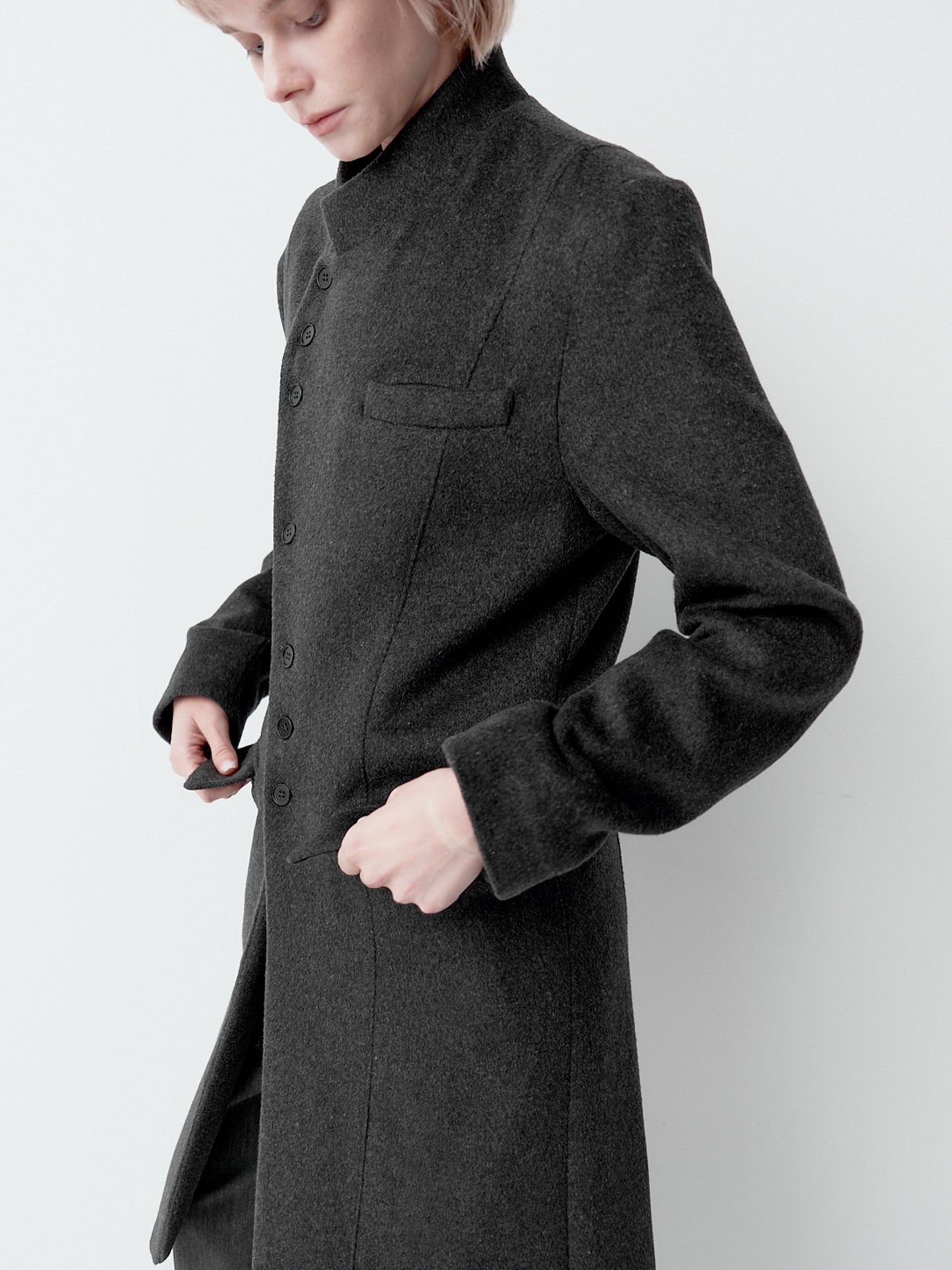 곡선형 앞여밈 울 코트