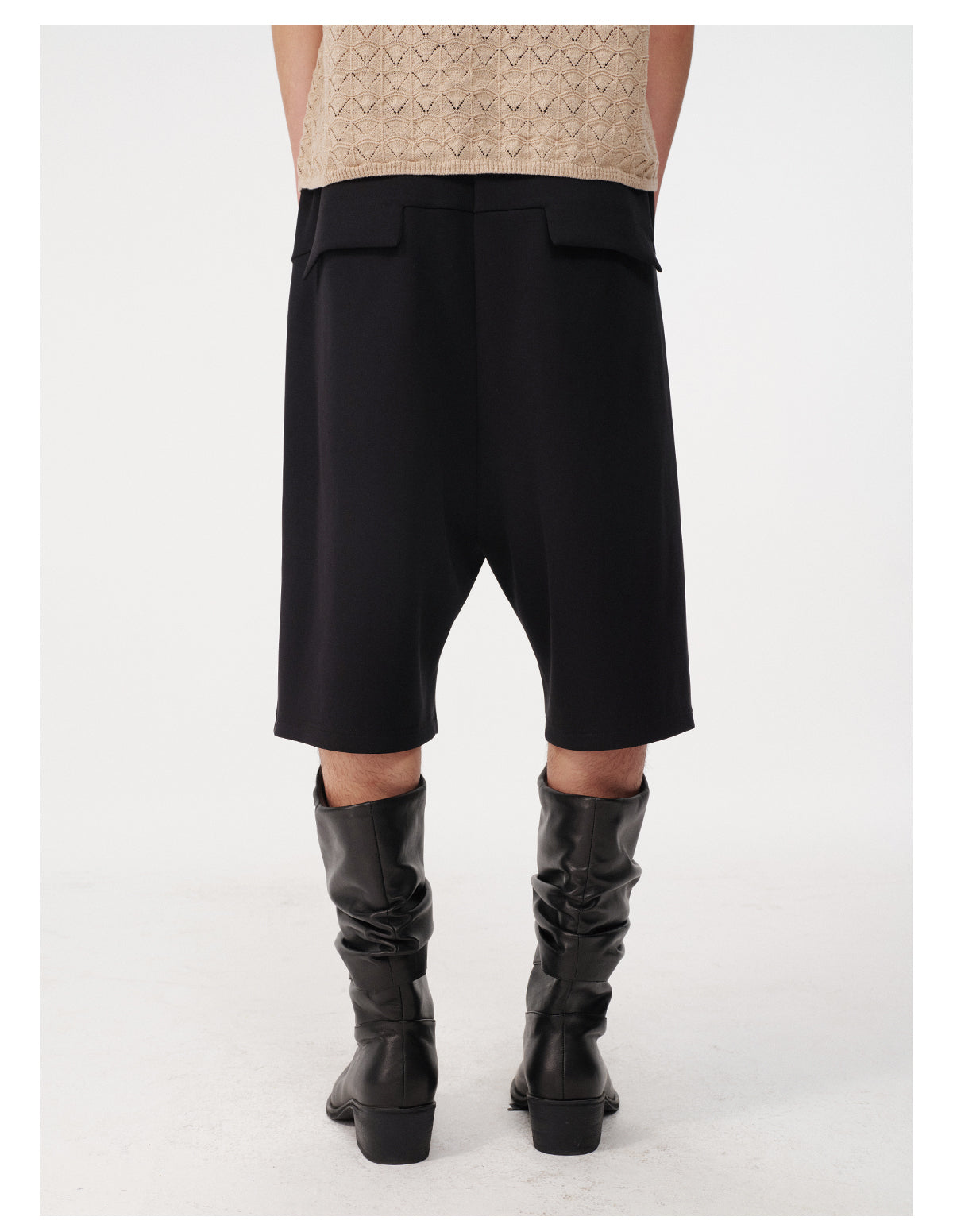 Low-rise shorts with pockets