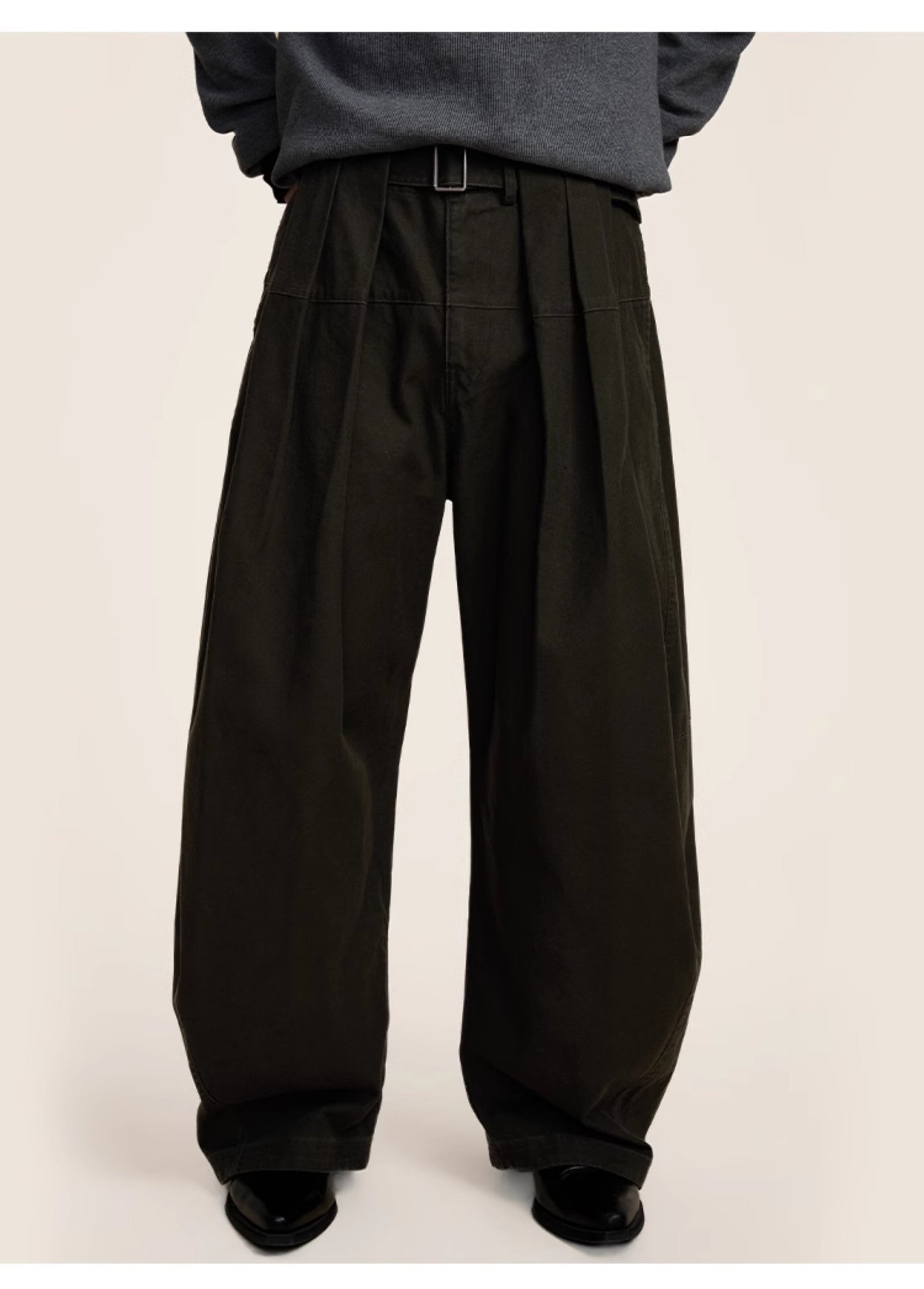 Three-dimensional scimitar silhouette casual pants