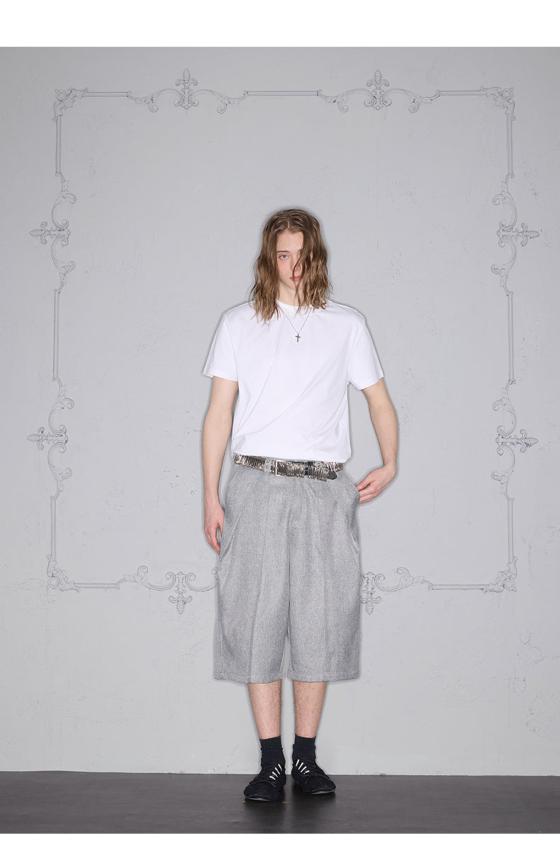 Loose-fitting pleated shorts