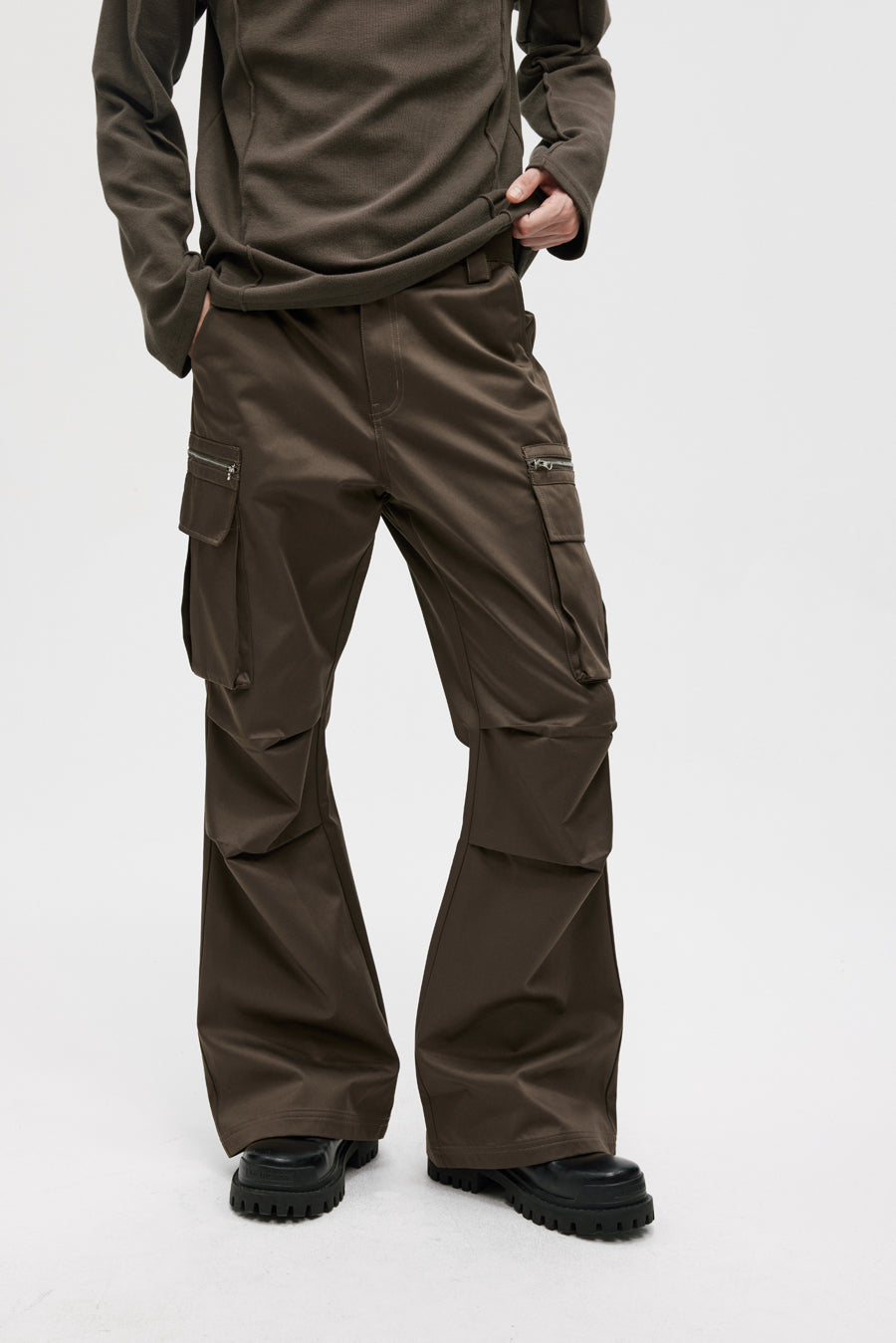 Three-dimensional patch pocket casual pants