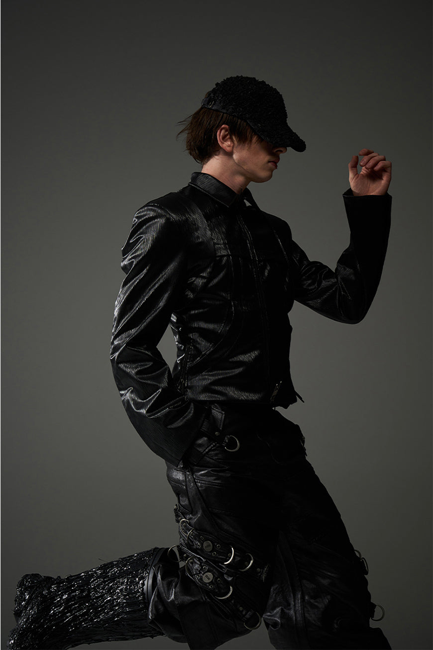 Short silhouette fitted leather jacket