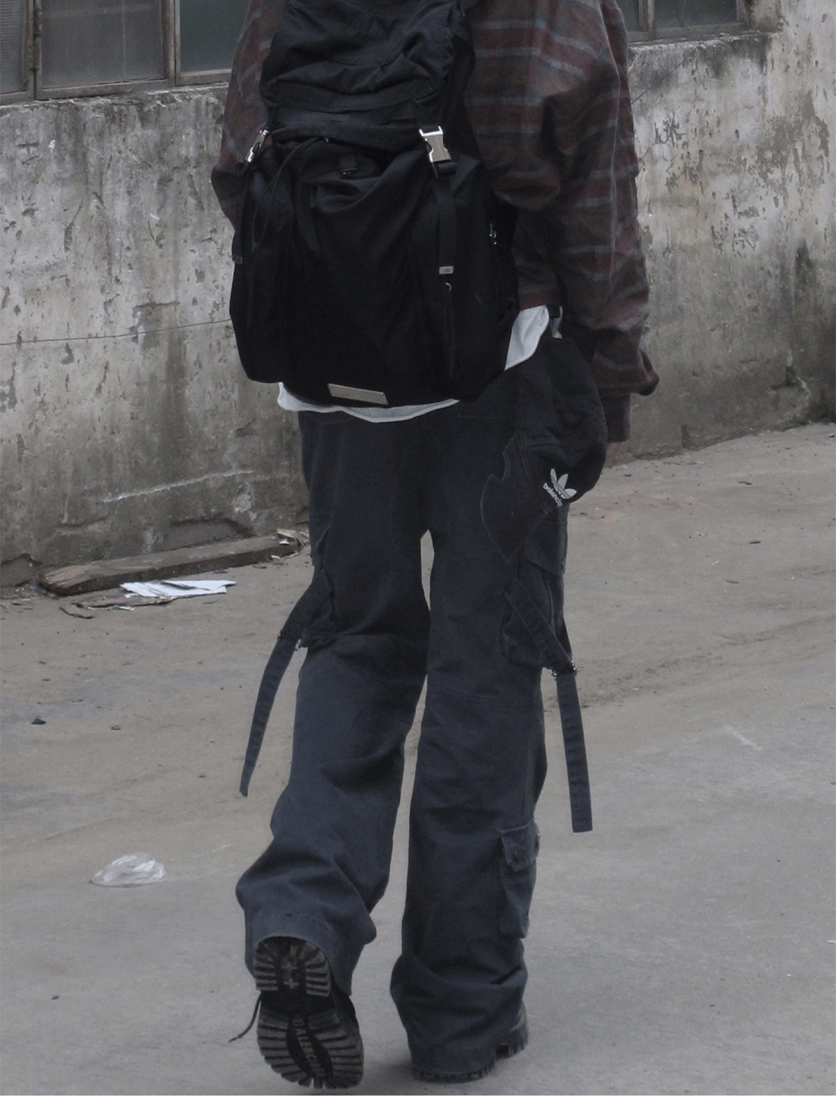 Cargo pants with multi-pocket straps